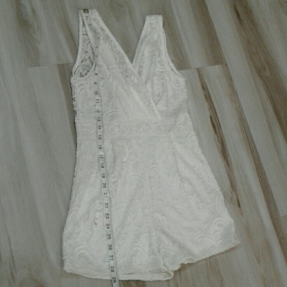 Beautiful lacy Romper - Picture 4 of 4